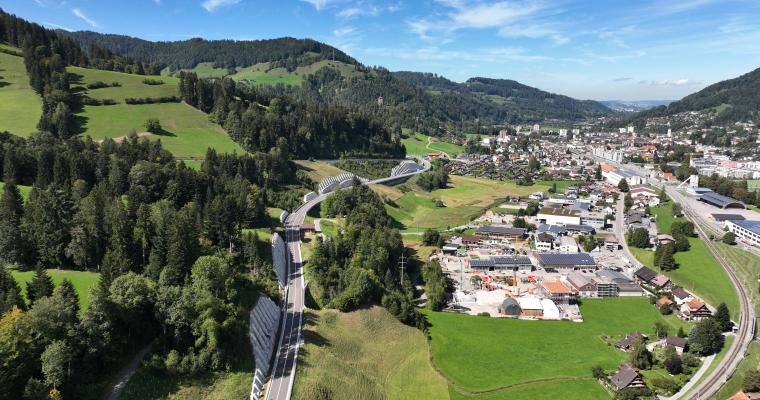 Erste Leitpoller auf Toggenburger Umfahrungen